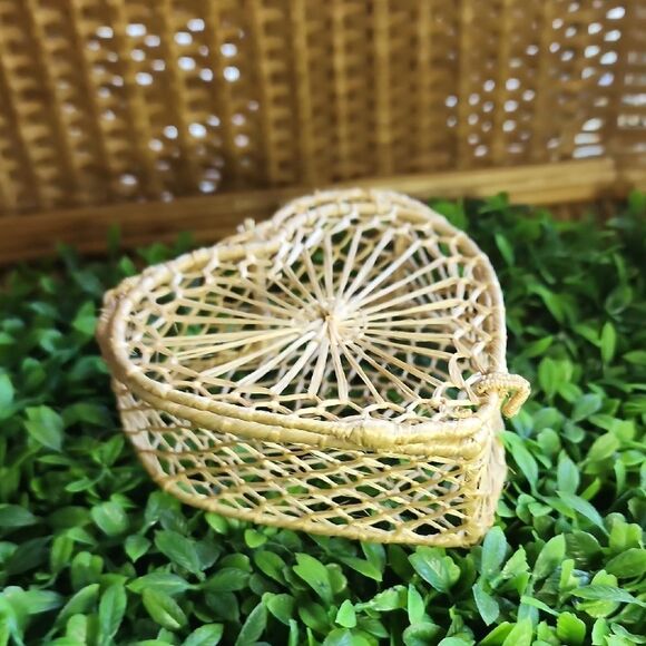 Vintage 70's 80's Handmade Woven Sweetgrass Heart Box With Latch - Picture 1 of 5